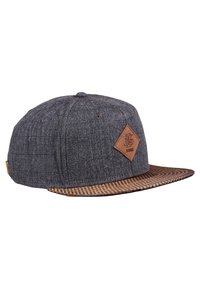 Casquette snapback grise en tissu texturé, avec une visière à carreaux marron et un patch en cuir marron avec des détails de logo sur le côté.