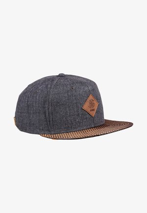 Căciulă snapback gri cu țesătură texturată, vizieră pătrată maro și o patch din piele maro cu detalii ale logo-ului pe lateral.