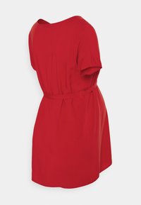 Abito rosso con maniche corte, colletto rotondo, vita cintata e schiena con pieghe delicate. Tessuto liscio con un design monocolore.