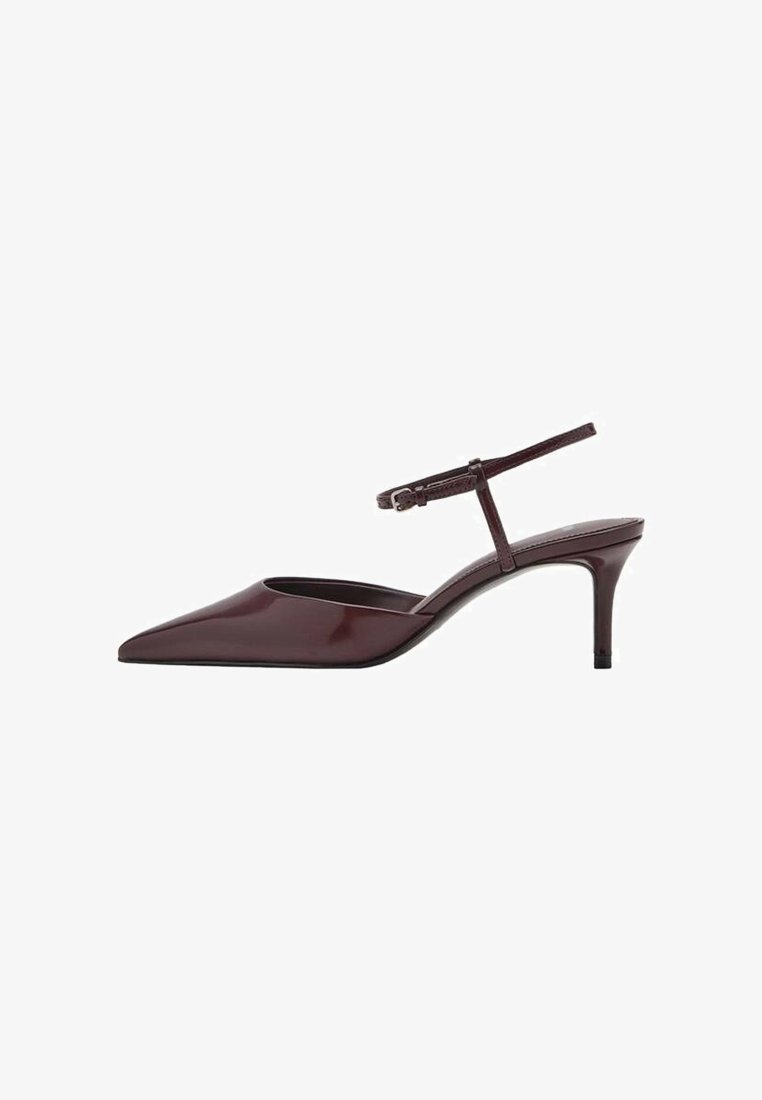Burgundské lakované lodičky na podpatku s špičatou špičkou, tenkým páskem kolem kotníku a středním jehlovým podpatkem. Hladký, lesklý povrch.