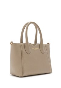 Beige Handtasche aus Leder mit strukturiertem Oberfläche, doppelten kurzen Griffen und einem goldenen Logo-Akzent auf der Vorderseite. Kompaktes rechteckiges Design.