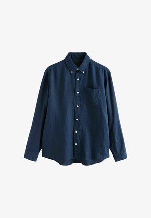 Chemise boutonnée à manches longues bleu marine avec une poche poitrine gauche et un col à boutons, présentée sur un fond blanc.