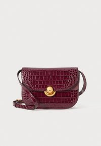 Borsa a tracolla in pelle con effetto coccodrillo color bordeaux, con hardware dorato, chiusura a pattina e tracolla regolabile. Forma rettangolare compatta.