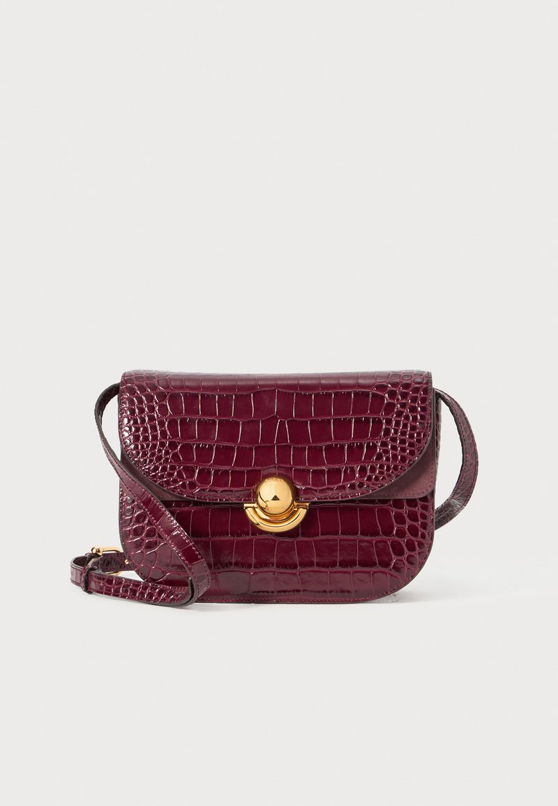 Borsa a tracolla in pelle con effetto coccodrillo color bordeaux, con hardware dorato, chiusura a pattina e tracolla regolabile. Forma rettangolare compatta.