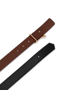Brązowy skórzany pasek z złotą klamrą i czarnym skórzanym paskiem, każdy z wieloma otworami do regulacji, prezentowany na białym tle.