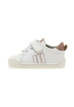 Witte leren sneaker met roze accenten en een klittenbandsluiting. Beschikt over een gestructureerde zool en een klein logo aan de zijkant.