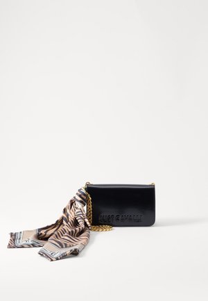 Petit sac à main noir Just Cavalli avec bandoulière chaîne dorée et foulard beige et noir à imprimé animalier attaché sur fond blanc.