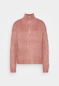 Maglione lavorato a maglia color rosa con colletto alto, mezza zip e dettagli a trecce sul davanti e sulle maniche, orlo e polsini a coste.