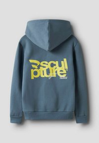 Kapućasta majica tamnoplavog platna s velikim žutim grafičkim natpisom na leđima, s rebrastim manžetama i rubom.