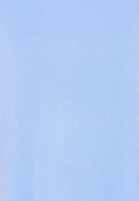 Tessuto azzurro chiaro con una texture liscia e un motivo a coste, caratterizzato da una sottile lucentezza. Adatto per capi leggeri.