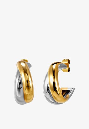 Dwukolorowe kolczyki-koła z złota i srebra, skręcone, o polerowanych, gładkich powierzchniach, z zapięciami na sztyfty na białym tle.