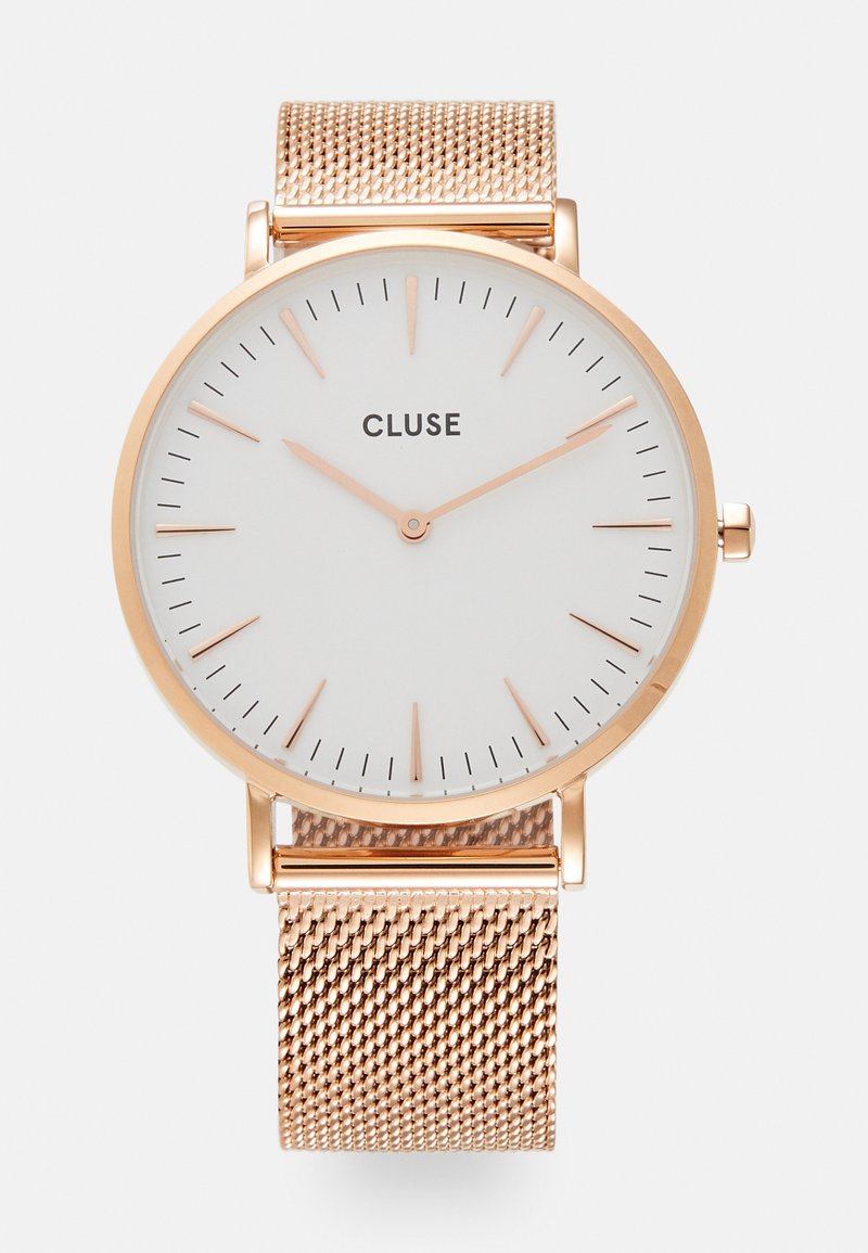 La montre avec bracelet en mailles en or rose présente un cadran blanc avec des marqueurs d'heure minimalistes, le nom de la marque "CLUSE" et de fines aiguilles en or rose.