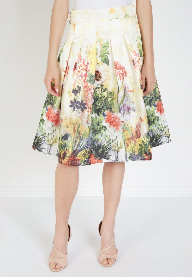 Falda floral con plisados, fabricada en tejido ligero. Presenta una mezcla de colores vibrantes que incluyen amarillo, rojo y verde. Bajo a la mitad de la pantorrilla.