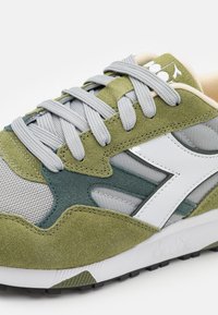 Diadora N902 UNISEX - Trainers - white/sphagnum