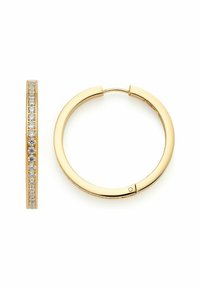 Orecchini a cerchio in oro con una finitura lucida e una fila di pietre trasparenti e brillanti su un lato. Forma circolare con una chiusura sicura.