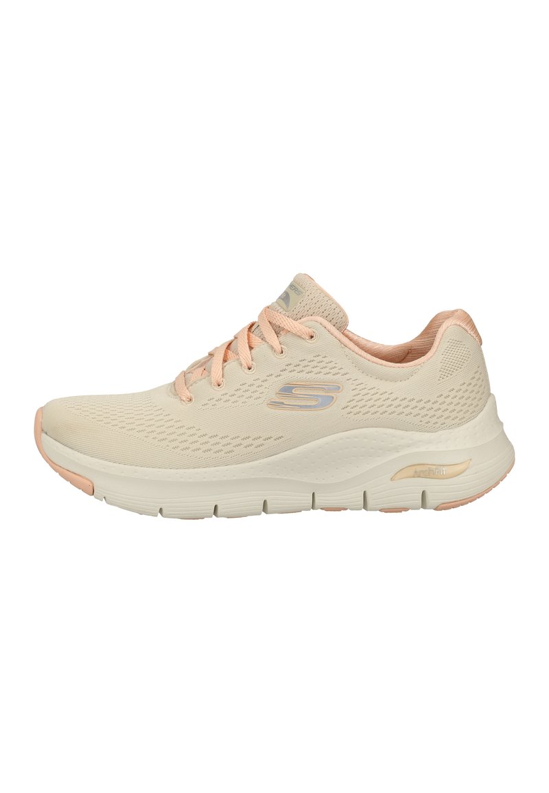 Zapatilla deportiva beige con parte superior de malla transpirable, detalles en color melocotón, superficie texturizada, suela acolchada y logo en el lateral.