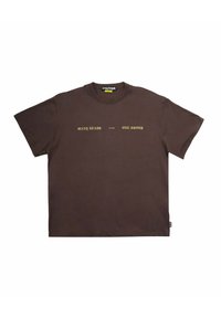 Maglietta in cotone marrone a maniche corte, con la scritta "MOLTI TESTE" e "UN GRUPPO" in lettere gialle a contrasto sul davanti.