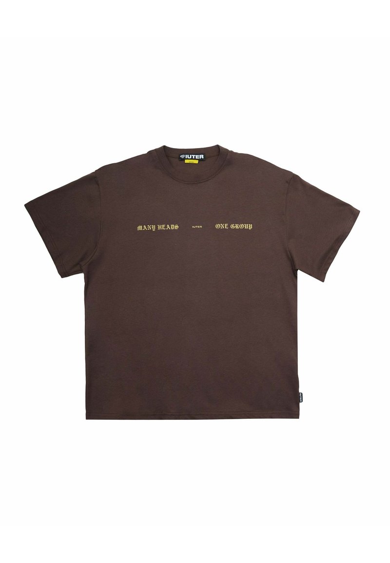 Maglietta in cotone marrone a maniche corte, con la scritta "MOLTI TESTE" e "UN GRUPPO" in lettere gialle a contrasto sul davanti.