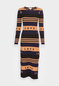 Robe en tricot avec des manches longues, un col rond et des rayures horizontales en bleu marine, orange et noir avec un motif de texte "LOVE".