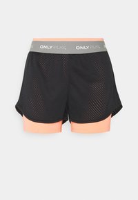 Shorts en mesh noirs avec une couche intérieure rose clair, dotés d'une ceinture grise portant l'inscription "ONLY PLAY". Le design comprend des motifs perforés pour la respirabilité.