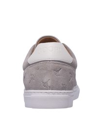 Szary zamszowy trampek z białym skórzanym akcentem na pięcie, wytłaczanym wzorem i białą gumową podeszwą. Posiada kontrastujący detal logo na pięcie.