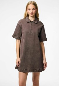 Robe en denim marron à manches courtes avec un col zippé et un ourlet volanté. Le tissu a un aspect texturé et présente des poignets retournés.