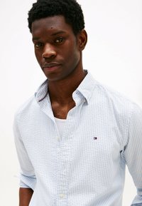 Tommy Hilfiger REGULAR FIT - Overhemd - breezy blue stripe