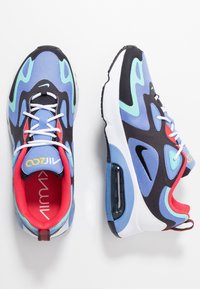 Buty Nike Air Max z cholewką wykonaną z siateczki i materiałów syntetycznych w kolorach niebieskim, czarnym i akwamarynowym, z czerwonym wnętrzem, białymi sznurowadłami i widoczną jednostką powietrzną.