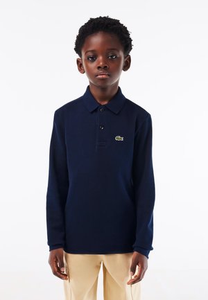 Langärmliges Polohemd in Marineblau mit einem strukturierten Stoff, klassischem Kragen, Knopfleiste mit drei Knöpfen und einem kleinen grünen Krokodil-Logo auf der Brust.