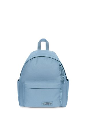 Sac à dos bleu clair avec une poche avant zippée, des poches latérales, une poignée supérieure et le logo Eastpak sur la poche avant.