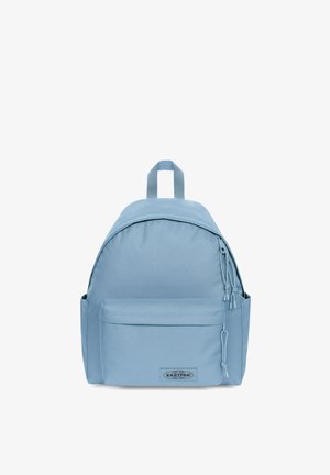 Lyseblå rygsæk med en lynlåslomme foran, sidelommer, top-håndtag og Eastpak-logo på forlommes front.