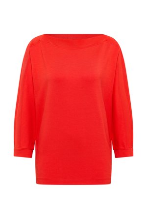 Heldere rode langemouwen shirt met een bootnek en opgerolde mouwen, weergegeven op een witte achtergrond.