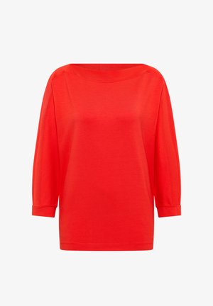 Leuchtend rotes Langarmshirt mit Boot-Ausschnitt und geknöpften Ärmeln auf weißem Hintergrund.