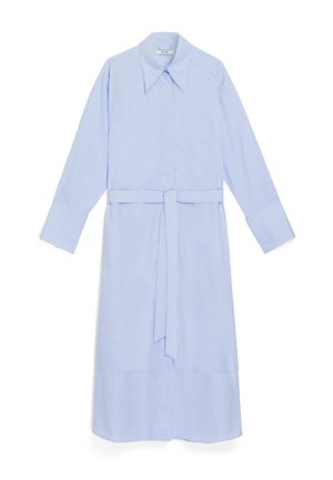 Hellblaues Langarmkleid mit spitzem Kragen, durchgehender Knopfleiste und passendem Gürtel in der Taille. Hergestellt aus glattem, texturiertem Stoff.