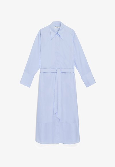 Abito azzurro chiaro a maniche lunghe con colletto a punta, design con bottoni e cintura coordinata in vita. Realizzato in tessuto liscio e strutturato.