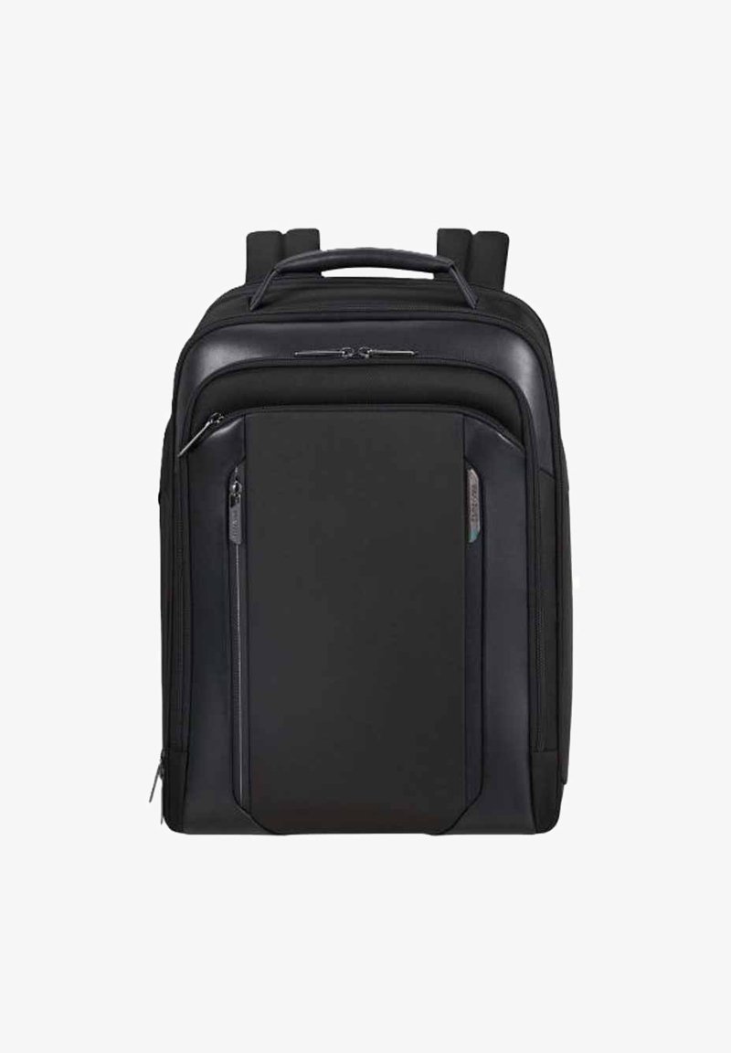 Zaino nero realizzato in tessuto resistente, dotato di un compartimento principale con zip, una tasca frontale, spallacci imbottiti e una maniglia superiore.