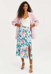 Květinová midi sukně v světle modré barvě s živými růžovými a zelenými květinami, s bočním rozparkem. Doplněná bílým saténovým topem a růžovým blejzrem.