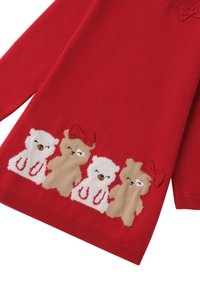 Czerwona dzianinowa sweter z czterema motywami niedźwiedzi na dole, w różnych kolorach: białym, kremowym i brązowym, z czerwonymi kokardkami na dwóch niedźwiedziach.