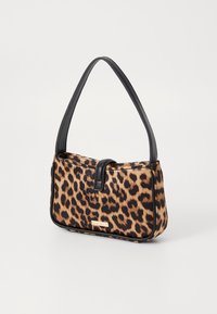 Väskan har leopardmönster med svarta läderdetaljer, en böjd axelrem och en snygg, rektangulär form. Den har en framklämma som stängning.