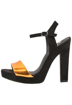 Sorte platform-sandaler i ruskind med en skinnende orange satinrem, der har en ankelrem med spænde og en høj blokhæl.