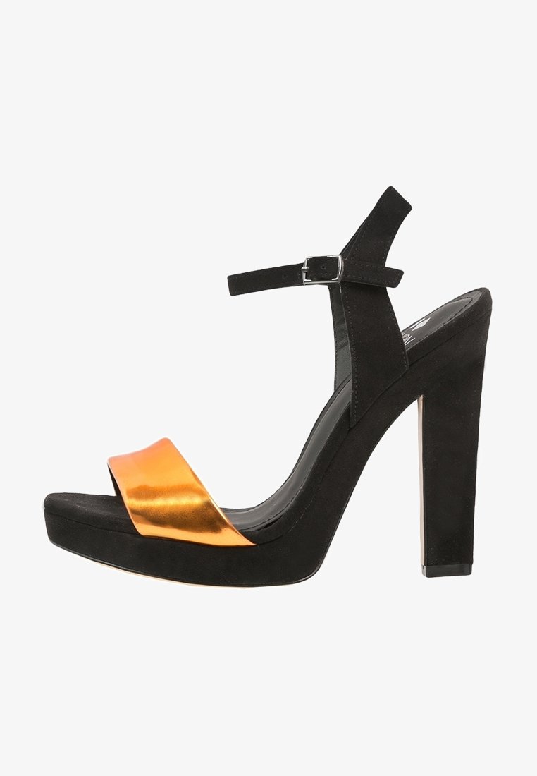 Sandales compensées en daim noir avec une bride en satin orange brillante, dotées d'une boucle à la cheville et d'un talon block haut.