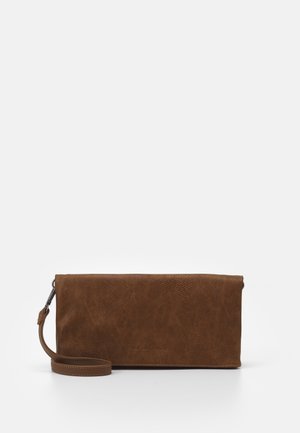 Pochette in pelle marrone con una texture liscia, forma rettangolare e cinturino da polso, con un marchio sottile sulla parte frontale.