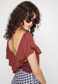 ONLY Petite ONLLIA FRILL - T-shirt estampada - spiced apple