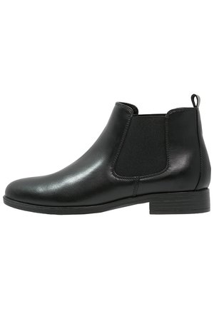 Bottine en cuir noir avec des panneaux latéraux élastiques, bout arrondi et un faible talon empilé. Texture lisse et design simple avec une languette de traction.