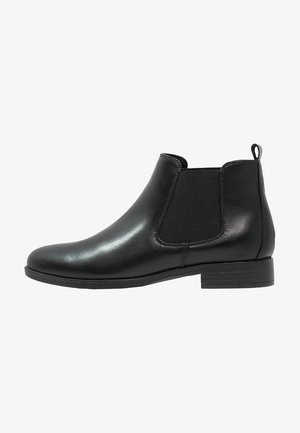Stivaletto in pelle nera con pannelli laterali elasticizzati, punta arrotondata e tacco basso a strati. Texture liscia e design semplice con linguetta per l'uso.