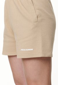 Pegador SULLY HIGH WAISTED - Treningo apatinė dalis - washed safari sand/white