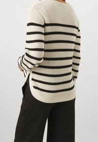 Anna Field MAMA Stickad tröja - off-white