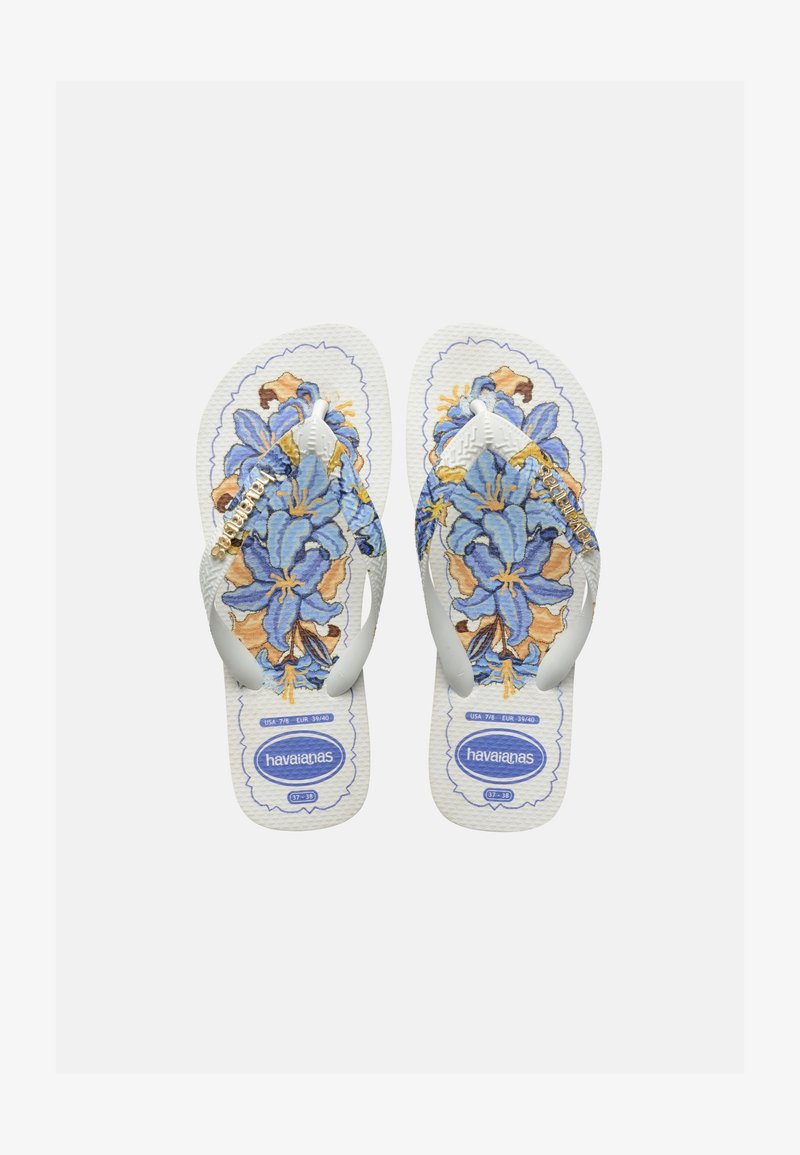 Białe klapki japonki z niebiesko-brązowymi kwiatowymi wzorami i białymi paskami, z oznaczeniami marki Havaianas i rozmiaru na podeszwach.