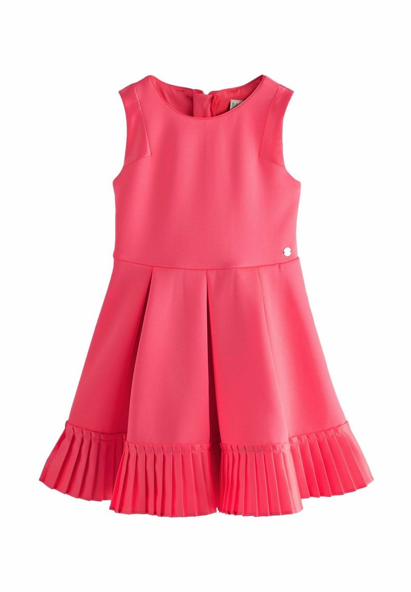 Różowa bezrękawnikowa sukienka uszyta z gładkiego materiału, z plisowaną spódnicą i okrągłym dekoltem, z małym akcentem po boku.