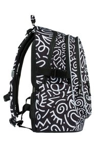 Zaino nero con motivi astratti bianchi, dotato di diversi compartimenti con zip, spallacci regolabili e schienale imbottito per il comfort.